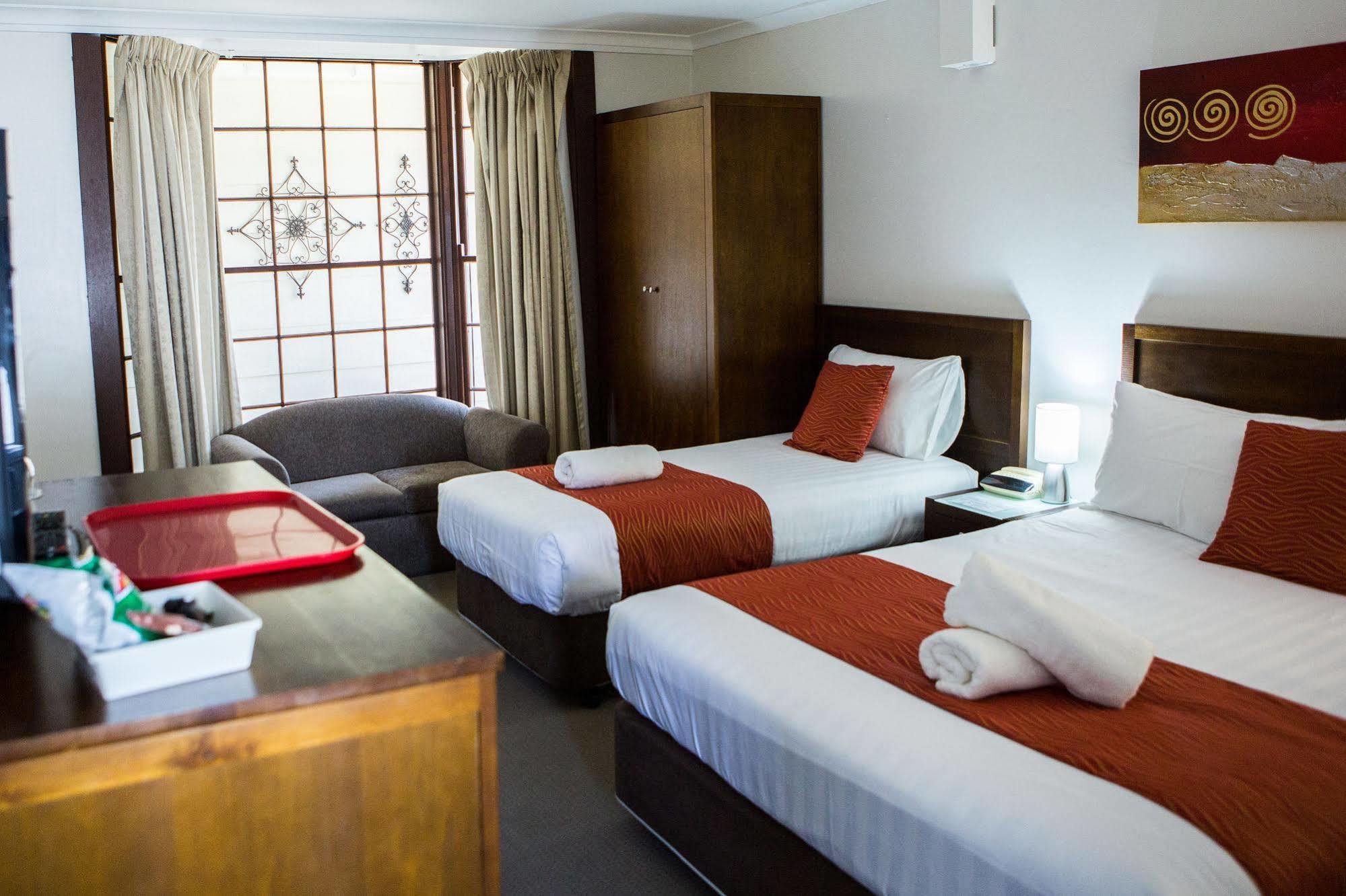 Colonial Lodge Motor Inn Yass Buitenkant foto