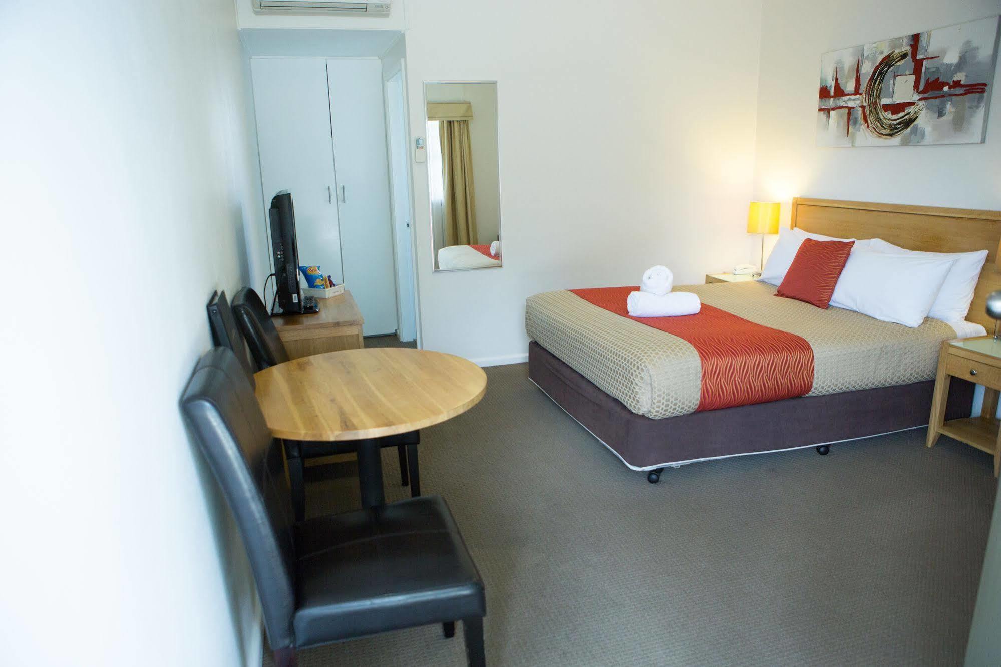 Colonial Lodge Motor Inn Yass Buitenkant foto